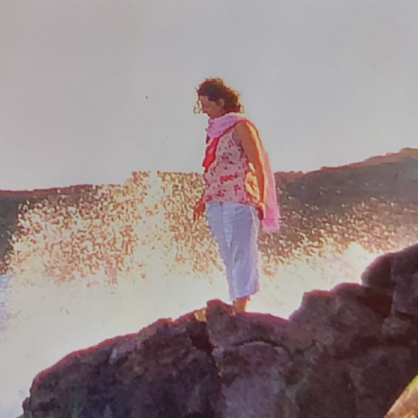 Michaela am Meer auf Lavafelsen — verbunden mit der Kraft Hawaiis