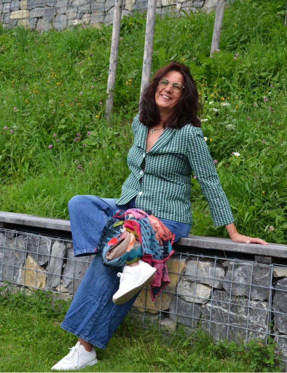 Michaela Brinnich — Medizinische Masseurin in Belp, vor naturbelassener Steinmauer